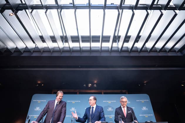Jim O™Callaghan, Innenminister der Republik Irland und EU-Ratspräsidentschaft, Alexander Dobrindt, deutscher Bundesminister des Innern, Magnus Brunner, EU-Kommissar für Inneres und Migration (von links) beim Auftaktstatement;2. Munich Migration Meeting Treffen der Europäischen Minister zur Umsetzung der Migrationswende, München Bayern Deutschland Hotel Bayerischer Hof