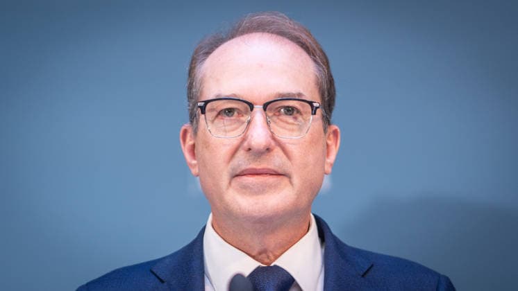 Alexander Dobrindt, deutscher Bundesminister des Innern, während seines Pressestatements;2. Munich Migration Meeting Treffen der Europäischen Minister zur Umsetzung der Migrationswende, München Bayern Deutschland Hotel Bayerischer Hof