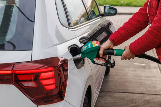 26.09.2026 - Eine Person betankt das Auto mit dem Kraftstoff E10 Pasewalk Mecklenburg-Vorpommern Deutschland