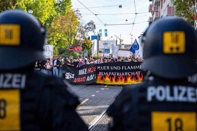Eskalation in Darmstadt: Wilde Jagdszenen zwischen Polizei und Demonstranten bei Reichsbürger-Marsch mit Kaiserreich-Fahnen – Nebeltöpfe gezündet, Polizei im Großeinsatz, rechter Streamer festgenommen und Minderjähriger mit Pfefferspray bedroht (EXKLUSIV M 7aIMG: 0574334 Eskalation in Darmstadt: Wilde Jagdszenen zwischen Polizei und Demonstranten bei Reichsbürger-Marsch mit Kaiserreich-Fahnen – Nebeltöpfe gezündet, Polizei im Großeinsatz, rechter Streamer festgenommen und Minderjähriger mit Pfefferspray bedroht (EXKLUSIV MATERIAL)Hessen, Darmstadt, Deutschland Copyright: 7aktuell.dex x7aktuell 0574334 20260925_7a_REICHSBUERGERDARMSTADT_574334