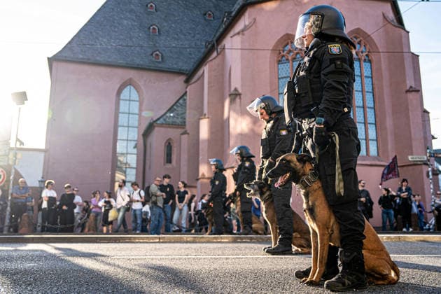 Eskalation in Darmstadt: Wilde Jagdszenen zwischen Polizei und Demonstranten bei Reichsbürger-Marsch mit Kaiserreich-Fahnen – Nebeltöpfe gezündet, Polizei im Großeinsatz, rechter Streamer festgenommen und Minderjähriger mit Pfefferspray bedroht (EXKLUSIV M 7aIMG: 0574348 Eskalation in Darmstadt: Wilde Jagdszenen zwischen Polizei und Demonstranten bei Reichsbürger-Marsch mit Kaiserreich-Fahnen – Nebeltöpfe gezündet, Polizei im Großeinsatz, rechter Streamer festgenommen und Minderjähriger mit Pfefferspray bedroht (EXKLUSIV MATERIAL)Hessen, Darmstadt, Deutschland Copyright: 7aktuell.dex x7aktuell 0574348 20260925_7a_REICHSBUERGERDARMSTADT_574348