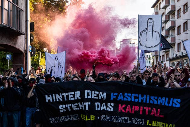 Eskalation in Darmstadt: Wilde Jagdszenen zwischen Polizei und Demonstranten bei Reichsbürger-Marsch mit Kaiserreich-Fahnen – Nebeltöpfe gezündet, Polizei im Großeinsatz, rechter Streamer festgenommen und Minderjähriger mit Pfefferspray bedroht (EXKLUSIV M 7aIMG: 0574351 Eskalation in Darmstadt: Wilde Jagdszenen zwischen Polizei und Demonstranten bei Reichsbürger-Marsch mit Kaiserreich-Fahnen – Nebeltöpfe gezündet, Polizei im Großeinsatz, rechter Streamer festgenommen und Minderjähriger mit Pfefferspray bedroht (EXKLUSIV MATERIAL)Hessen, Darmstadt, Deutschland Copyright: 7aktuell.dex x7aktuell 0574351 20260925_7a_REICHSBUERGERDARMSTADT_574351