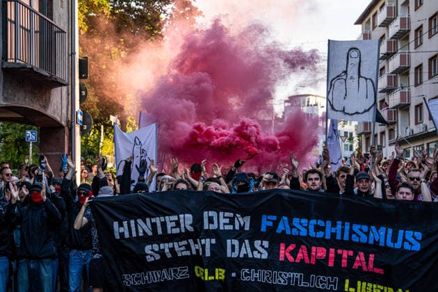 Eskalation in Darmstadt: Wilde Jagdszenen zwischen Polizei und Demonstranten bei Reichsbürger-Marsch mit Kaiserreich-Fahnen – Nebeltöpfe gezündet, Polizei im Großeinsatz, rechter Streamer festgenommen und Minderjähriger mit Pfefferspray bedroht (EXKLUSIV M 7aIMG: 0574356 Eskalation in Darmstadt: Wilde Jagdszenen zwischen Polizei und Demonstranten bei Reichsbürger-Marsch mit Kaiserreich-Fahnen – Nebeltöpfe gezündet, Polizei im Großeinsatz, rechter Streamer festgenommen und Minderjähriger mit Pfefferspray bedroht (EXKLUSIV MATERIAL)Hessen, Darmstadt, Deutschland Copyright: 7aktuell.dex x7aktuell 0574356 20260925_7a_REICHSBUERGERDARMSTADT_574356