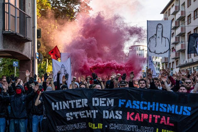 Eskalation in Darmstadt: Wilde Jagdszenen zwischen Polizei und Demonstranten bei Reichsbürger-Marsch mit Kaiserreich-Fahnen – Nebeltöpfe gezündet, Polizei im Großeinsatz, rechter Streamer festgenommen und Minderjähriger mit Pfefferspray bedroht (EXKLUSIV M 7aIMG: 0574357 Eskalation in Darmstadt: Wilde Jagdszenen zwischen Polizei und Demonstranten bei Reichsbürger-Marsch mit Kaiserreich-Fahnen – Nebeltöpfe gezündet, Polizei im Großeinsatz, rechter Streamer festgenommen und Minderjähriger mit Pfefferspray bedroht (EXKLUSIV MATERIAL)Hessen, Darmstadt, Deutschland Copyright: 7aktuell.dex x7aktuell 0574357 20260925_7a_REICHSBUERGERDARMSTADT_574357