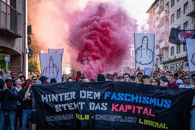 Eskalation in Darmstadt: Wilde Jagdszenen zwischen Polizei und Demonstranten bei Reichsbürger-Marsch mit Kaiserreich-Fahnen – Nebeltöpfe gezündet, Polizei im Großeinsatz, rechter Streamer festgenommen und Minderjähriger mit Pfefferspray bedroht (EXKLUSIV M 7aIMG: 0574359 Eskalation in Darmstadt: Wilde Jagdszenen zwischen Polizei und Demonstranten bei Reichsbürger-Marsch mit Kaiserreich-Fahnen – Nebeltöpfe gezündet, Polizei im Großeinsatz, rechter Streamer festgenommen und Minderjähriger mit Pfefferspray bedroht (EXKLUSIV MATERIAL)Hessen, Darmstadt, Deutschland Copyright: 7aktuell.dex x7aktuell 0574359 20260925_7a_REICHSBUERGERDARMSTADT_574359