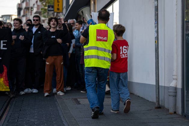 Eskalation in Darmstadt: Wilde Jagdszenen zwischen Polizei und Demonstranten bei Reichsbürger-Marsch mit Kaiserreich-Fahnen – Nebeltöpfe gezündet, Polizei im Großeinsatz, rechter Streamer festgenommen und Minderjähriger mit Pfefferspray bedroht (EXKLUSIV M 7aIMG: 0574360 Eskalation in Darmstadt: Wilde Jagdszenen zwischen Polizei und Demonstranten bei Reichsbürger-Marsch mit Kaiserreich-Fahnen – Nebeltöpfe gezündet, Polizei im Großeinsatz, rechter Streamer festgenommen und Minderjähriger mit Pfefferspray bedroht (EXKLUSIV MATERIAL)Hessen, Darmstadt, Deutschland Copyright: 7aktuell.dex x7aktuell 0574360 20260925_7a_REICHSBUERGERDARMSTADT_574360