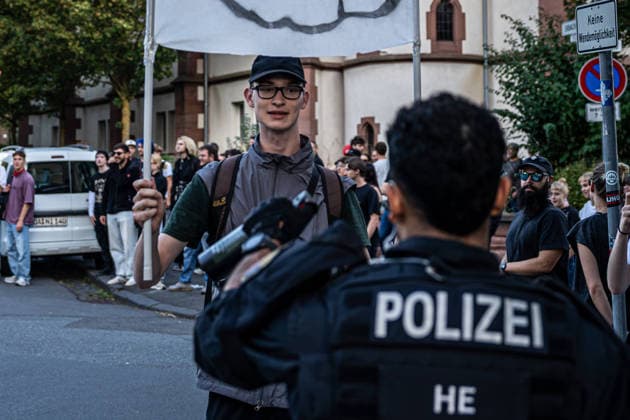 Eskalation in Darmstadt: Wilde Jagdszenen zwischen Polizei und Demonstranten bei Reichsbürger-Marsch mit Kaiserreich-Fahnen – Nebeltöpfe gezündet, Polizei im Großeinsatz, rechter Streamer festgenommen und Minderjähriger mit Pfefferspray bedroht (EXKLUSIV M 7aIMG: 0574361 Eskalation in Darmstadt: Wilde Jagdszenen zwischen Polizei und Demonstranten bei Reichsbürger-Marsch mit Kaiserreich-Fahnen – Nebeltöpfe gezündet, Polizei im Großeinsatz, rechter Streamer festgenommen und Minderjähriger mit Pfefferspray bedroht (EXKLUSIV MATERIAL)Hessen, Darmstadt, Deutschland Copyright: 7aktuell.dex x7aktuell 0574361 20260925_7a_REICHSBUERGERDARMSTADT_574361