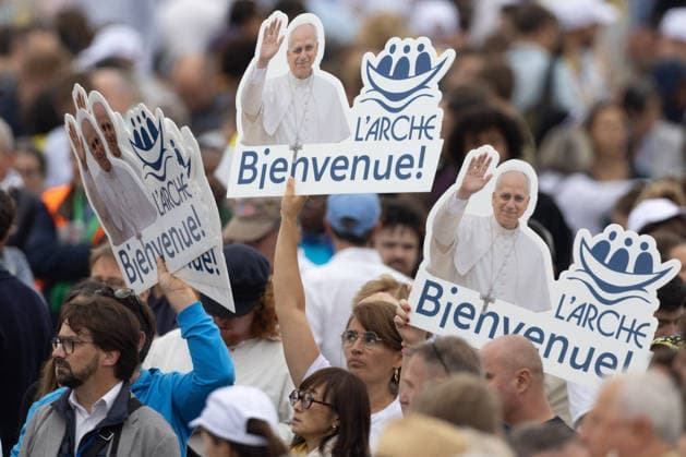 Pope Leo XIV Mass at Place de la Concorde - Paris RL Worshippers gather to attend a solemn outdoor mass celebrated by Pope Leo XIV at Place de la Concorde, central Paris, on September 26, 2026 on the second day of his visit to France. Pope Leo XIV celebrates an open-air mass for hundreds of thousands of believers on the Champs Elysees in Paris. Photo by Raphael Lafargue ABACAPRESS.COM Paris France  Copyright: xLafarguexRaphael ABACAx