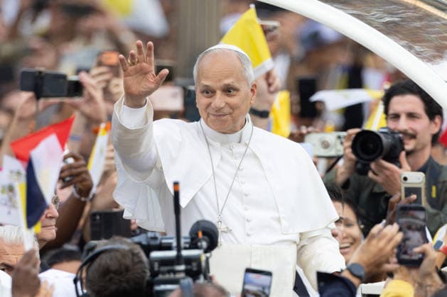 Pope Leo XIV Mass at Place de la Concorde - Paris RL Pope Leo XIV waves to the crowd from the Papamobile (popemobile) as he rides down the Champs-Elysees Avenue to arrive to celebrate a solemn outdoor mass at Place de la Concorde, central Paris, on September 26, 2026 on the second day of his visit to France. Pope Leo XIV celebrates an open-air mass for hundreds of thousands of believers on the Champs Elysees in Paris, after saying it was possible to live together in dignity and peace . Photo by Raphael Lafargue ABACAPRESS.COM Paris France  Copyright: xLafarguexRaphael ABACAx