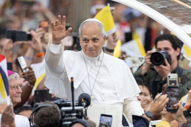 Pope Leo XIV Mass at Place de la Concorde - Paris RL Pope Leo XIV waves to the crowd from the Papamobile (popemobile) as he rides down the Champs-Elysees Avenue to arrive to celebrate a solemn outdoor mass at Place de la Concorde, central Paris, on September 26, 2026 on the second day of his visit to France. Pope Leo XIV celebrates an open-air mass for hundreds of thousands of believers on the Champs Elysees in Paris, after saying it was possible to live together in dignity and peace . Photo by Raphael Lafargue ABACAPRESS.COM Paris France  Copyright: xLafarguexRaphael ABACAx