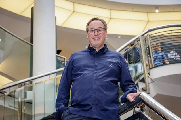 26.09.2026. Düsseldorf. Spitzenkoch Thomas Bühner im Foodcourt beim Rheinische Post Talk in den Schadow Arkaden im Rahmen der Düsseldorfer Chefs in Town. Düsseldorf Schadow Arkaden Nordrhein-Westfalen Deutschland