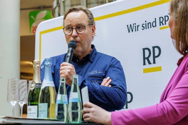 26.09.2026. Düsseldorf. Spitzenkoch Thomas Bühner im Foodcourt beim Rheinische Post Talk in den Schadow Arkaden im Rahmen der Düsseldorfer Chefs in Town. Düsseldorf Schadow Arkaden Nordrhein-Westfalen Deutschland