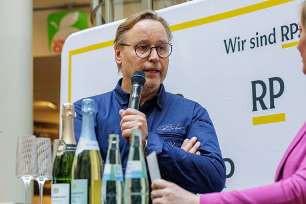 26.09.2026. Düsseldorf. Spitzenkoch Thomas Bühner im Foodcourt beim Rheinische Post Talk in den Schadow Arkaden im Rahmen der Düsseldorfer Chefs in Town. Düsseldorf Schadow Arkaden Nordrhein-Westfalen Deutschland