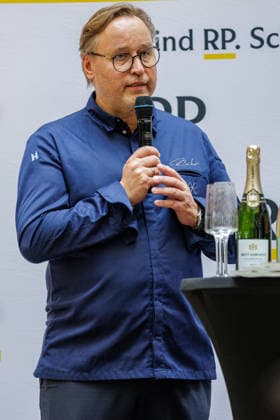26.09.2026. Düsseldorf. Spitzenkoch Thomas Bühner im Foodcourt beim Rheinische Post Talk in den Schadow Arkaden im Rahmen der Düsseldorfer Chefs in Town. Düsseldorf Schadow Arkaden Nordrhein-Westfalen Deutschland