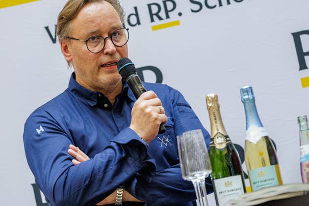 26.09.2026. Düsseldorf. Spitzenkoch Thomas Bühner im Foodcourt beim Rheinische Post Talk in den Schadow Arkaden im Rahmen der Düsseldorfer Chefs in Town. Düsseldorf Schadow Arkaden Nordrhein-Westfalen Deutschland