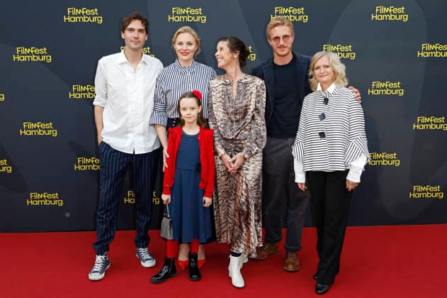 Aron Lehmann, Rosalie Thomass, Elise Lindner, Daniela Dröscher, Golo Euler und Johanna Gastdorf bei der Premiere des Kinofilms Lügen über meine Mutter auf dem 34. Filmfest Hamburg 2026 im Cinemaxx Dammtor. Hamburg, 26.09.2026