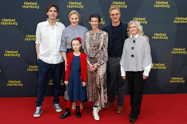 Aron Lehmann, Rosalie Thomass, Elise Lindner, Daniela Dröscher, Golo Euler und Johanna Gastdorf bei der Premiere des Kinofilms Lügen über meine Mutter auf dem 34. Filmfest Hamburg 2026 im Cinemaxx Dammtor. Hamburg, 26.09.2026