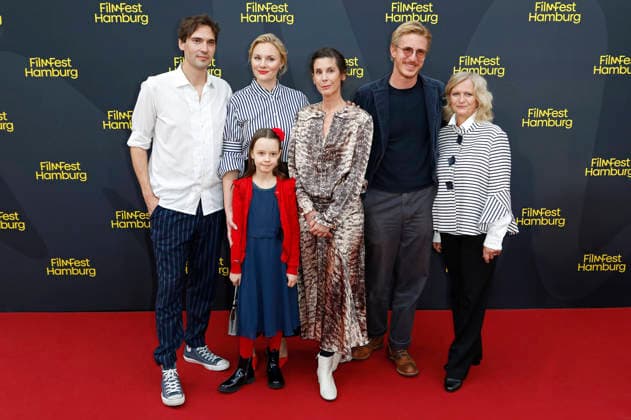 Aron Lehmann, Rosalie Thomass, Elise Lindner, Daniela Dröscher, Golo Euler und Johanna Gastdorf bei der Premiere des Kinofilms Lügen über meine Mutter auf dem 34. Filmfest Hamburg 2026 im Cinemaxx Dammtor. Hamburg, 26.09.2026