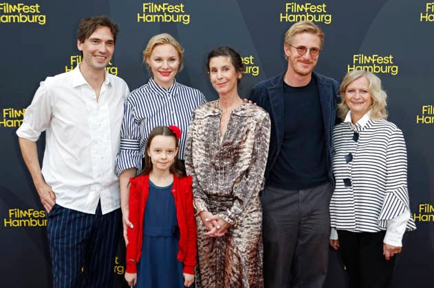 Aron Lehmann, Rosalie Thomass, Elise Lindner, Daniela Dröscher, Golo Euler und Johanna Gastdorf bei der Premiere des Kinofilms Lügen über meine Mutter auf dem 34. Filmfest Hamburg 2026 im Cinemaxx Dammtor. Hamburg, 26.09.2026