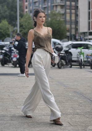 IPA89023651 - Milan, Milan Women s Fashion Week: Spring Summer 2026 2027 - Women s Fashion, Spring Summer 2026–2027 - Ermanno Scervinoi fashion show - Pictured: Guest  Copyright: xLucaxPontix xLucaPonti IpaAgencyx IPA89023651