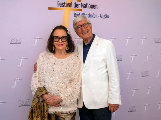 26.09.2026, Internationales Klassikfestival: Festival der Nationen 2026, im Kurhaus Bad Wörishofen (Unterallgäu), Vor dem Eröffnungskonzert mit Sol Gabetta, VIP-Empfang der Ehrengäste, re: Christian Wolff (Schauspieler) mit Ehefrau Marina Handloser 26.09.2026, Klassikfestival Bad Wörishofen 26.09.2026, Klassikfestival Bad Wörishofen