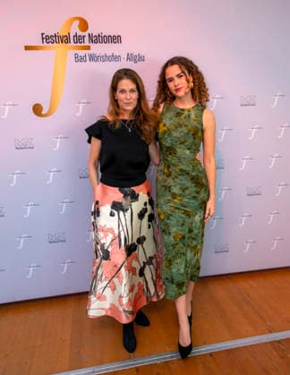 26.09.2026, Internationales Klassikfestival: Festival der Nationen 2026, im Kurhaus Bad Wörishofen (Unterallgäu), Vor dem Eröffnungskonzert mit Sol Gabetta, VIP-Empfang der Ehrengäste, Schauspielerin Ursula Buschhorn mit Tochter 26.09.2026, Klassikfestival Bad Wörishofen 26.09.2026, Klassikfestival Bad Wörishofen