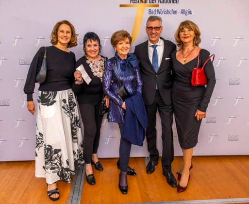 26.09.2026, Internationales Klassikfestival: Festival der Nationen 2026, im Kurhaus Bad Wörishofen (Unterallgäu), Vor dem Eröffnungskonzert mit Sol Gabetta, VIP-Empfang der Ehrengäste, re: Claudia Halmer, Witwe von dem verstorbenen Schauspieler Günther Maria Halmer. li: Ehefrau von Intendant Winfried Roch (2.v.re), mitte: BR-Moderatorin Carolin Reiber 26.09.2026, Klassikfestival Bad Wörishofen 26.09.2026, Klassikfestival Bad Wörishofen