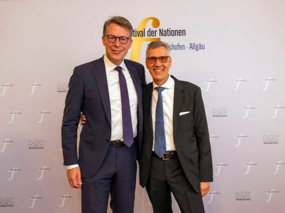 26.09.2026, Internationales Klassikfestival: Festival der Nationen 2026, im Kurhaus Bad Wörishofen (Unterallgäu), Vor dem Eröffnungskonzert mit Sol Gabetta, VIP-Empfang der Ehrengäste, li: Markus Blume (Bayerischer Staatsminister für Wissenschaft und Kunst), Intendant Winfried Roch (Türkheim) 26.09.2026, Klassikfestival Bad Wörishofen 26.09.2026, Klassikfestival Bad Wörishofen