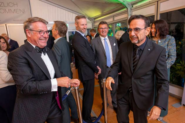 26.09.2026, Internationales Klassikfestival: Festival der Nationen 2026, im Kurhaus Bad Wörishofen (Unterallgäu), Vor dem Eröffnungskonzert mit Sol Gabetta, VIP-Empfang der Ehrengäste, Klaus Holetschek (re, CSU) mit Sänger Patrick Linder (li) 26.09.2026, Klassikfestival Bad Wörishofen 26.09.2026, Klassikfestival Bad Wörishofen