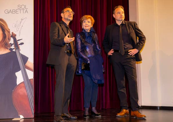 26.09.2026, Internationales Klassikfestival: Festival der Nationen 2026, im Kurhaus Bad Wörishofen (Unterallgäu), Nach dem Eröffnungskonzert von Cellistin Sol Gabetta, Ex-Bürgermeister Klaus Holetschek, BR Moderatorin Carolin Reiber und Bürgermeister Daniel Pflügl (re, Bad Wörishofen) im Gespräch. 26.09.2026, Klassikfestival Bad Wörishofen 26.09.2026, Klassikfestival Bad Wörishofen