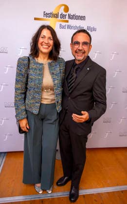 26.09.2026, Internationales Klassikfestival: Festival der Nationen 2026, im Kurhaus Bad Wörishofen (Unterallgäu), Vor dem Eröffnungskonzert mit Sol Gabetta, VIP-Empfang der Ehrengäste, Klaus Holetschek (CSU) mit seiner Frau Birgit (li). 26.09.2026, Klassikfestival Bad Wörishofen 26.09.2026, Klassikfestival Bad Wörishofen
