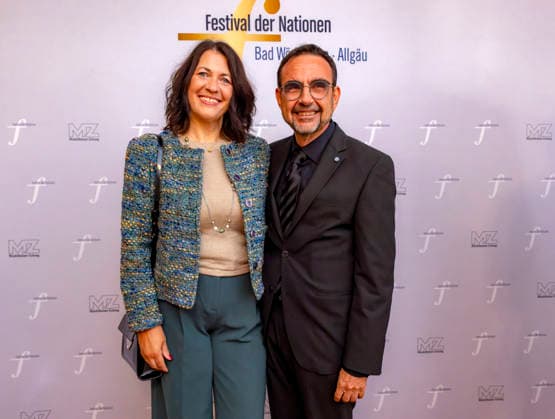 26.09.2026, Internationales Klassikfestival: Festival der Nationen 2026, im Kurhaus Bad Wörishofen (Unterallgäu), Vor dem Eröffnungskonzert mit Sol Gabetta, VIP-Empfang der Ehrengäste, Klaus Holetschek (CSU) mit seiner Frau Birgit (li). 26.09.2026, Klassikfestival Bad Wörishofen 26.09.2026, Klassikfestival Bad Wörishofen