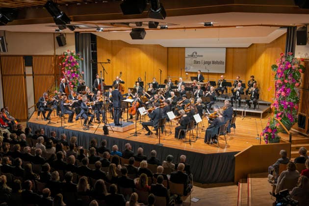 26.09.2026, Internationales Klassikfestival: Festival der Nationen 2026, im Kurhaus Bad Wörishofen (Unterallgäu), Eröffnungskonzert mit Sol Gabetta mit der Deutschen Kammerphilharmonie Bremen und Dirigent Aurel Dawidiuk (mitte). 26.09.2026, Klassikfestival Bad Wörishofen 26.09.2026, Klassikfestival Bad Wörishofen