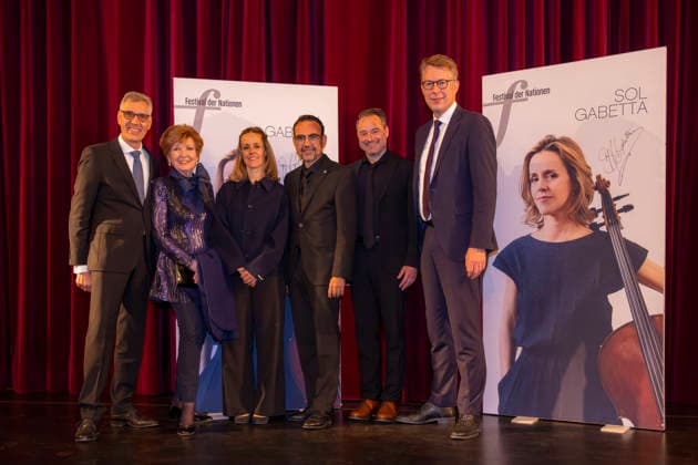 26.09.2026, Internationales Klassikfestival: Festival der Nationen 2026, im Kurhaus Bad Wörishofen (Unterallgäu), Nach dem Eröffnungskonzert von Cellistin Sol Gabetta Fototermin: v.li: mit Intendant Winfried Roch, BR Moderatorin Carolin Reiber, Sol Gabetta, Klaus Holetschek (CSU), Bürgermeister Daniel Pflügl (Bad Wörishofen), Markus Blume (Bayerischer Staatsminister für Wissenschaft und Kunst), 26.09.2026, Klassikfestival Bad Wörishofen 26.09.2026, Klassikfestival Bad Wörishofen