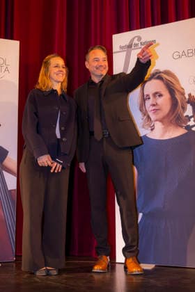 26.09.2026, Internationales Klassikfestival: Festival der Nationen 2026, im Kurhaus Bad Wörishofen (Unterallgäu), Nach dem Eröffnungskonzert von Cellistin Sol Gabetta Fototermin mit Bürgermeister Daniel Pflügl (re, Bad Wörishofen) 26.09.2026, Klassikfestival Bad Wörishofen 26.09.2026, Klassikfestival Bad Wörishofen