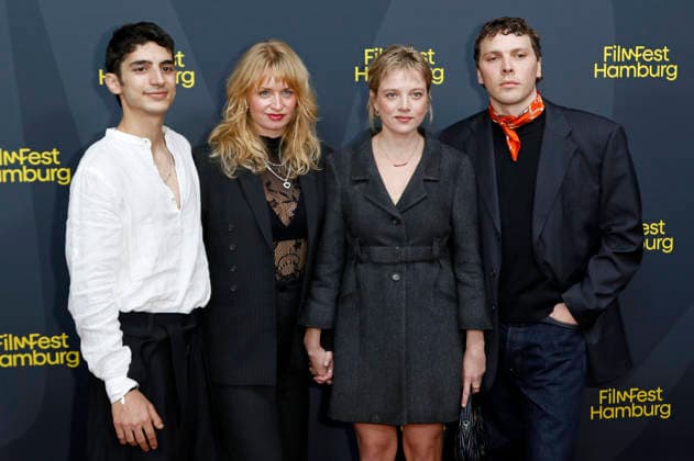 Andronikos Korakas, Leonie Krippendorff, Jella Haase und Joshua Hupfauer bei der Premiere des Kinofilms Kinder der Sonne Children of the Sun auf dem 34. Filmfest Hamburg 2026 im Cinemaxx Dammtor. Hamburg, 26.09.2026