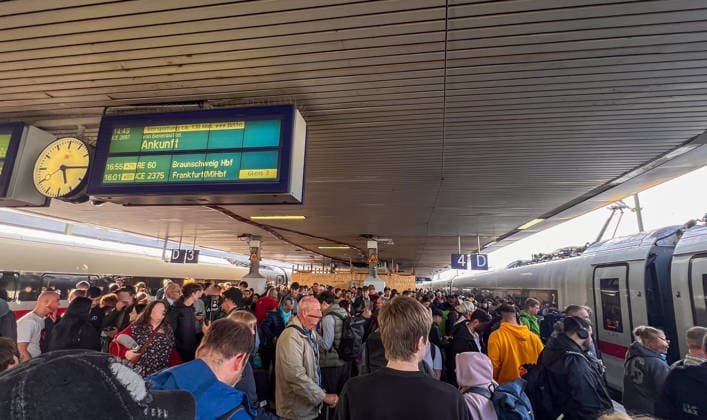 Hannover, Niedersachsen, Deutschland, Europa. Zahlreiche Reisende warten auf dem Bahnsteig im Hannover Hauptbahnhof während erheblicher Verspätungen im Regional- und Fernverkehr. Die elektronische Fahrgastinformation zeigt deutliche Verzögerungen von bis zu rund 130 Minuten. Menschen stehen zwischen ICE-Zügen und warten auf die Weiterreise. Symbolbild für Bahnverkehr, Deutsche Bahn, Zugverspätungen, Reisende und öffentliche Mobilität. Copyright: xAymanxAlahmedx