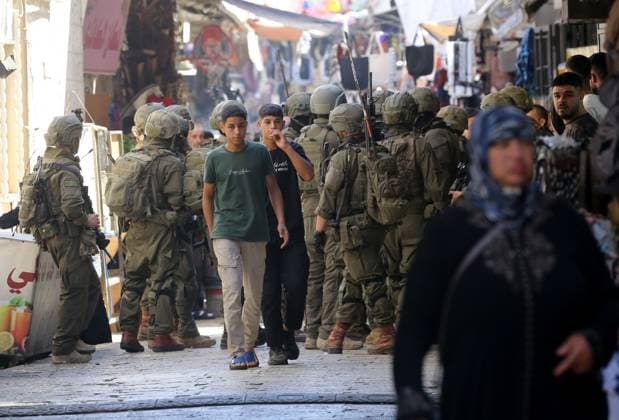 September 27, 2026, Nablus, Palestine, State of: NABLUS, OCCUPIED WEST BANK, SEPTEMBER 27, 2026: Israeli soldiers patrol the Old City of Nablus in the occupied West Bank. Nablus Palestine, State of - ZUMAq101 20260927_zna_q101_009 Copyright: xNedalxShtiehx