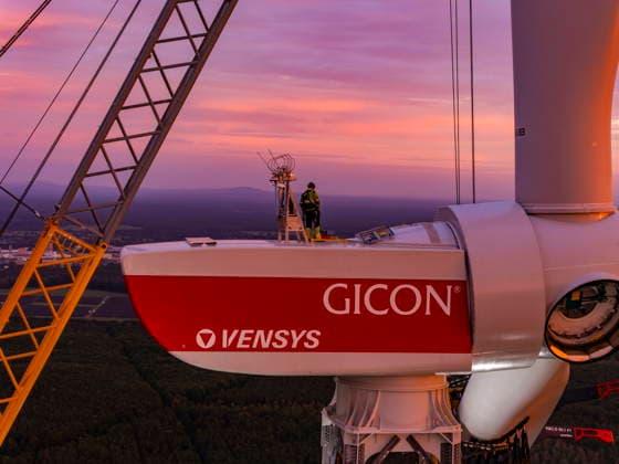 GICON-Höhenwindturm ontage der Rotorblätter am GICON-Höhenwindturm, welcher im Nachgang auf die Nabenhöhe von 300 Meter ausgefahren wird. Die Gesamthöhebeträgt dann : ca. 360 Meter, Die Montage erfolgt mit dem KR 900 Liebherr Raupenkran LR 11350 Schipkau Brandenburg Deutschland