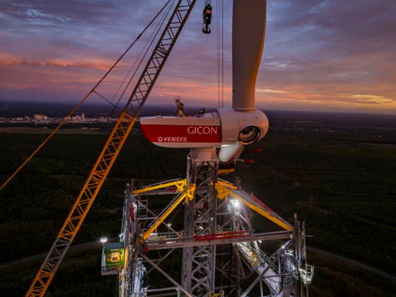 GICON-Höhenwindturm ontage der Rotorblätter am GICON-Höhenwindturm, welcher im Nachgang auf die Nabenhöhe von 300 Meter ausgefahren wird. Die Gesamthöhebeträgt dann : ca. 360 Meter, Die Montage erfolgt mit dem KR 900 Liebherr Raupenkran LR 11350 Schipkau Brandenburg Deutschland