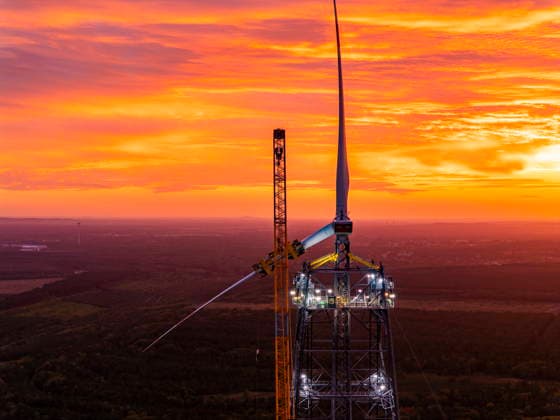 GICON-Höhenwindturm ontage der Rotorblätter am GICON-Höhenwindturm, welcher im Nachgang auf die Nabenhöhe von 300 Meter ausgefahren wird. Die Gesamthöhebeträgt dann : ca. 360 Meter, Die Montage erfolgt mit dem KR 900 Liebherr Raupenkran LR 11350 Schipkau Brandenburg Deutschland