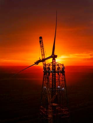 GICON-Höhenwindturm ontage der Rotorblätter am GICON-Höhenwindturm, welcher im Nachgang auf die Nabenhöhe von 300 Meter ausgefahren wird. Die Gesamthöhebeträgt dann : ca. 360 Meter, Die Montage erfolgt mit dem KR 900 Liebherr Raupenkran LR 11350 Schipkau Brandenburg Deutschland