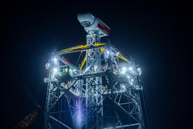 GICON-Höhenwindturm ontage der Rotorblätter am GICON-Höhenwindturm, welcher im Nachgang auf die Nabenhöhe von 300 Meter ausgefahren wird. Die Gesamthöhebeträgt dann : ca. 360 Meter, Die Montage erfolgt mit dem KR 900 Liebherr Raupenkran LR 11350 Schipkau Brandenburg Deutschland