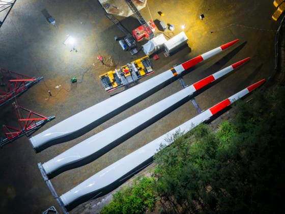 GICON-Höhenwindturm ontage der Rotorblätter am GICON-Höhenwindturm, welcher im Nachgang auf die Nabenhöhe von 300 Meter ausgefahren wird. Die Gesamthöhebeträgt dann : ca. 360 Meter, Die Montage erfolgt mit dem KR 900 Liebherr Raupenkran LR 11350 Schipkau Brandenburg Deutschland