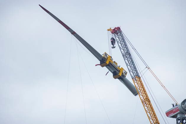 GICON-Höhenwindturm ontage der Rotorblätter am GICON-Höhenwindturm, welcher im Nachgang auf die Nabenhöhe von 300 Meter ausgefahren wird. Die Gesamthöhebeträgt dann : ca. 360 Meter, Die Montage erfolgt mit dem KR 900 Liebherr Raupenkran LR 11350 Schipkau Brandenburg Deutschland