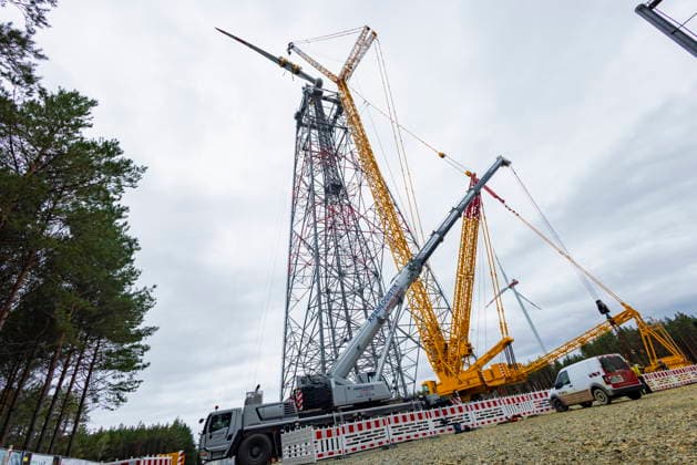 GICON-Höhenwindturm ontage der Rotorblätter am GICON-Höhenwindturm, welcher im Nachgang auf die Nabenhöhe von 300 Meter ausgefahren wird. Die Gesamthöhebeträgt dann : ca. 360 Meter, Die Montage erfolgt mit dem KR 900 Liebherr Raupenkran LR 11350 Schipkau Brandenburg Deutschland