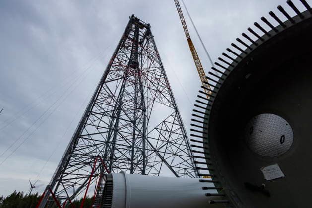 GICON-Höhenwindturm ontage der Rotorblätter am GICON-Höhenwindturm, welcher im Nachgang auf die Nabenhöhe von 300 Meter ausgefahren wird. Die Gesamthöhebeträgt dann : ca. 360 Meter, Die Montage erfolgt mit dem KR 900 Liebherr Raupenkran LR 11350 Schipkau Brandenburg Deutschland