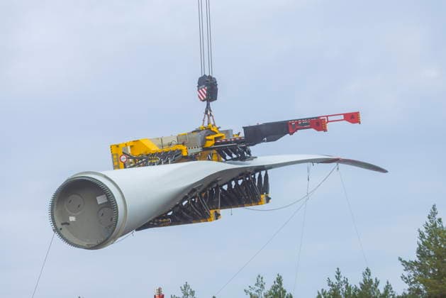 GICON-Höhenwindturm ontage der Rotorblätter am GICON-Höhenwindturm, welcher im Nachgang auf die Nabenhöhe von 300 Meter ausgefahren wird. Die Gesamthöhebeträgt dann : ca. 360 Meter, Die Montage erfolgt mit dem KR 900 Liebherr Raupenkran LR 11350 Schipkau Brandenburg Deutschland