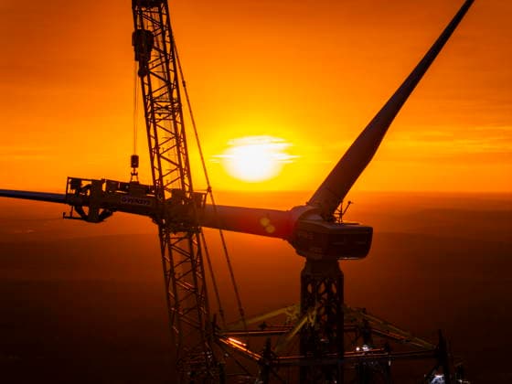GICON-Höhenwindturm ontage der Rotorblätter am GICON-Höhenwindturm, welcher im Nachgang auf die Nabenhöhe von 300 Meter ausgefahren wird. Die Gesamthöhebeträgt dann : ca. 360 Meter, Die Montage erfolgt mit dem KR 900 Liebherr Raupenkran LR 11350 Schipkau Brandenburg Deutschland