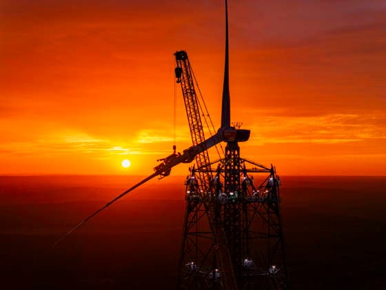 GICON-Höhenwindturm ontage der Rotorblätter am GICON-Höhenwindturm, welcher im Nachgang auf die Nabenhöhe von 300 Meter ausgefahren wird. Die Gesamthöhebeträgt dann : ca. 360 Meter, Die Montage erfolgt mit dem KR 900 Liebherr Raupenkran LR 11350 Schipkau Brandenburg Deutschland